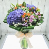 Two Hydrangeas with 2 Kinds of Roses in Vase